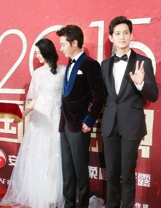 洪欣|洪欣真用心了！特意穿纱裙与小9岁老公走红毯，还真看不出年龄差
