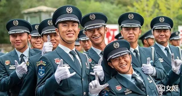 解放军的文职人员，2018年，为何换发了专用文职制服？