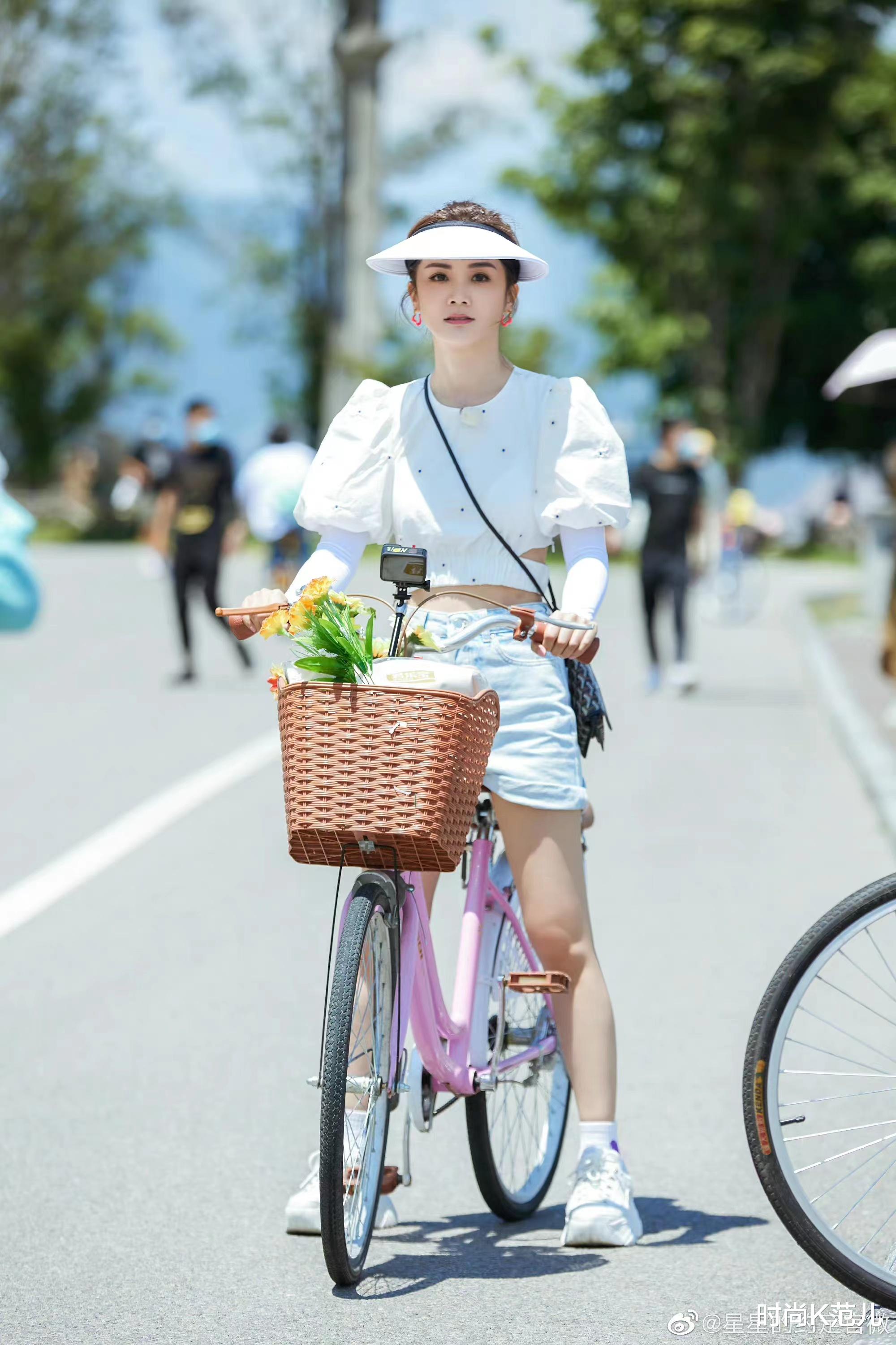 阿Sa|蔡卓妍的穿搭真甜美,泡泡袖露脐装搭配牛仔短裤,减龄又好看