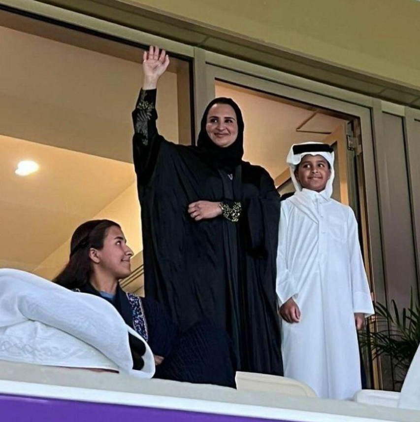 卡塔尔国王嫡长子,穿传统服饰被奶奶莫扎挽着胳膊,有