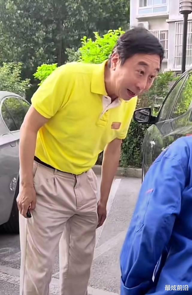 64岁冯巩带孙子玩，穿黑色基础款T恤儒雅随和，爷孙俩共用一张脸