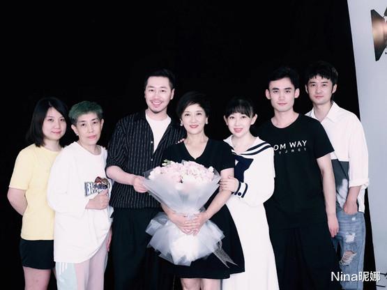 邓婕|65岁“宜妃”邓婕做客综艺,穿连帽棉服留短发未见老,结婚25年不生娃就是年轻