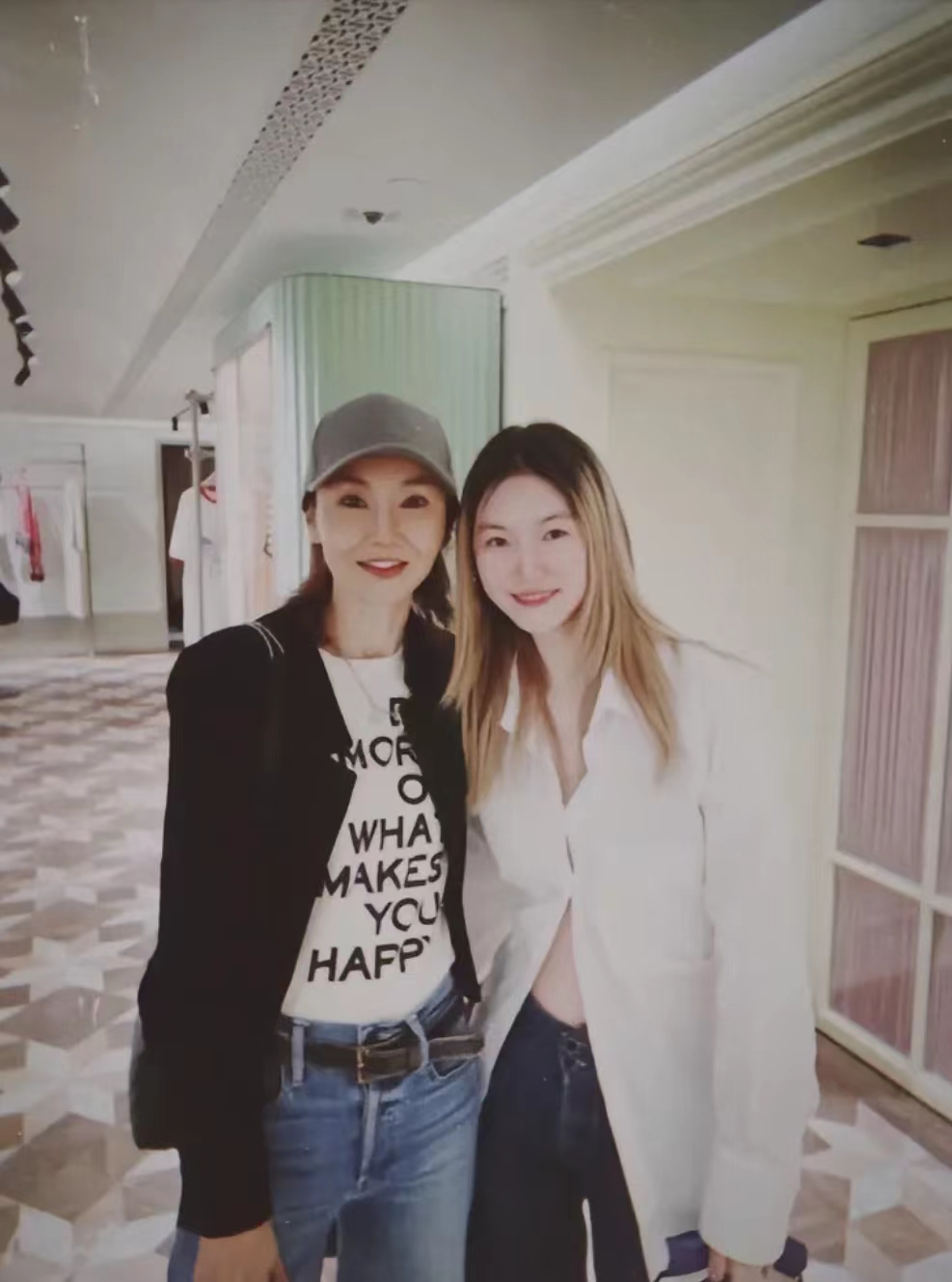 张曼玉|整容失败？57岁张曼玉罕见现身模样大变，脸部僵硬鼻子又高又直