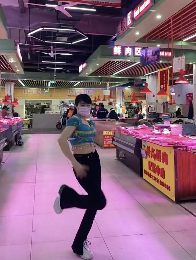 女子和老公卖猪肉,闲时在摊位旁跳舞,没引来顾客却引来大妈围观