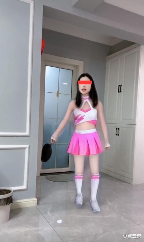 山东:女子手持平底锅暴打丈夫,丈夫不怒反笑,默默打开手机特效