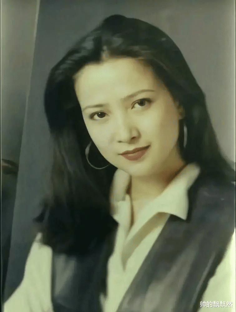 何晴|何晴：父亲早逝母亲患脑出血垂危，与许亚军离婚后，她还好吗？