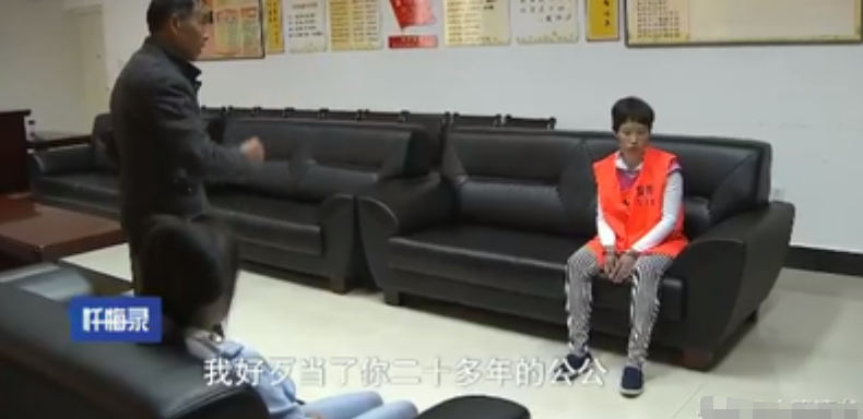 云南一男子自杀,妻子葬礼上哭晕,父亲却悄悄报警,为啥?