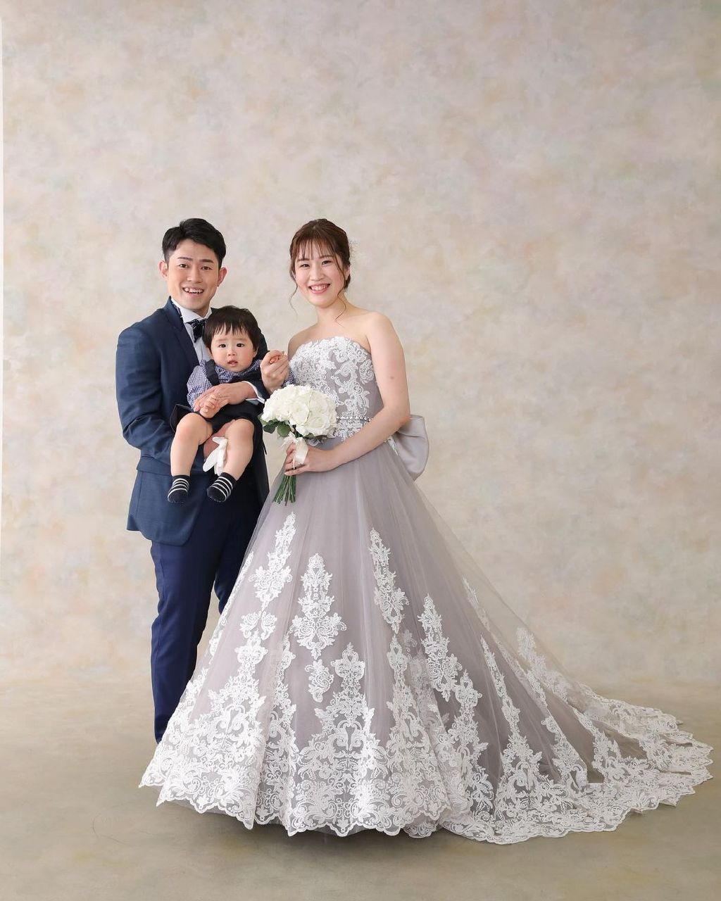 日本队|羽毛球世界冠军携妻儿拍婚照！一家三口太幸福，26岁事业爱情双丰收