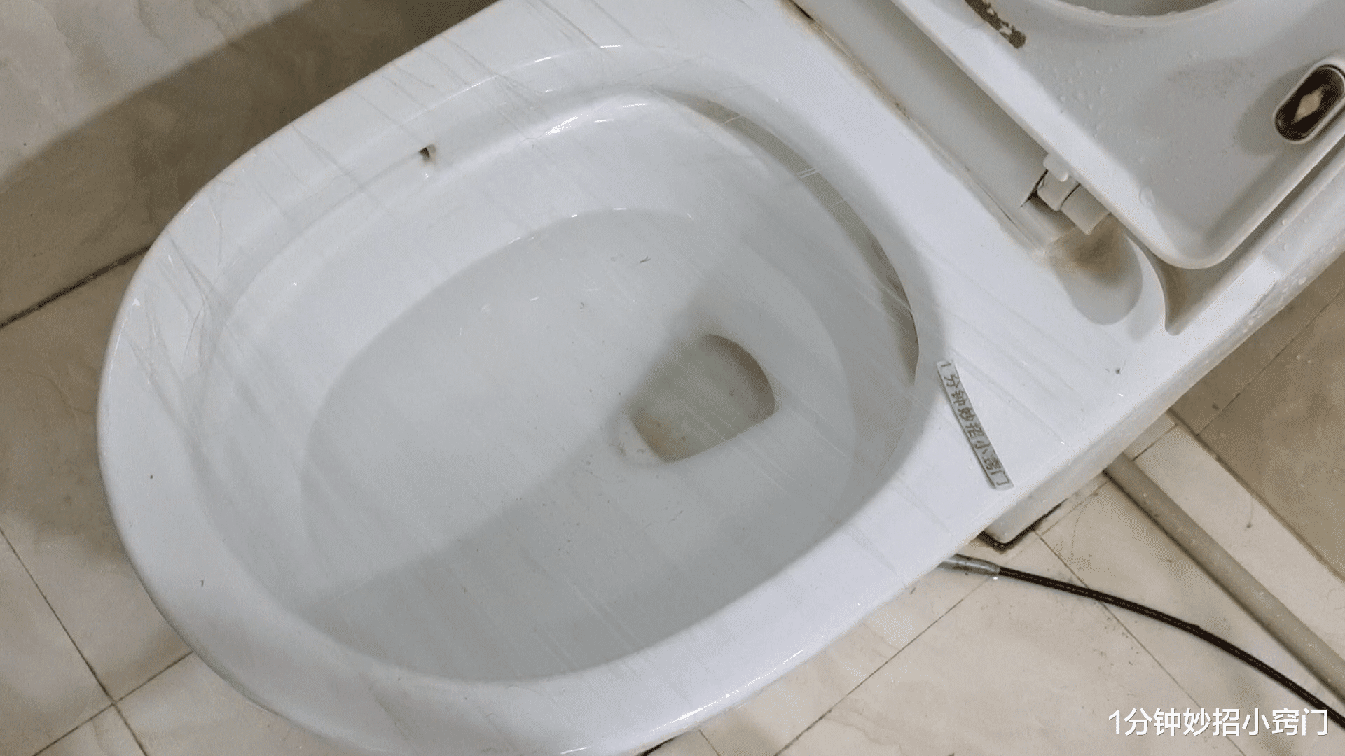 不管马桶怎么堵？老师傅教你用这种方法，不用任何疏通器