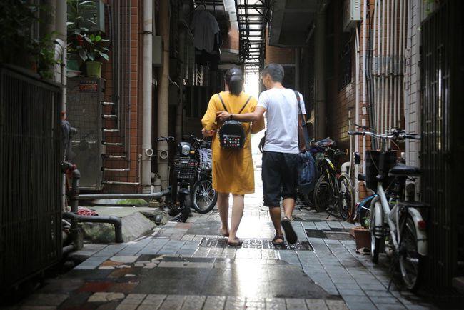 |为了省房租，女租客给男房东提供“服务”，行为是在太荒唐
