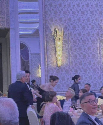 邱泽|邱泽夫妇亮相婚礼大抢风头！穿正装像新人，许玮甯戴400万婚戒太高调