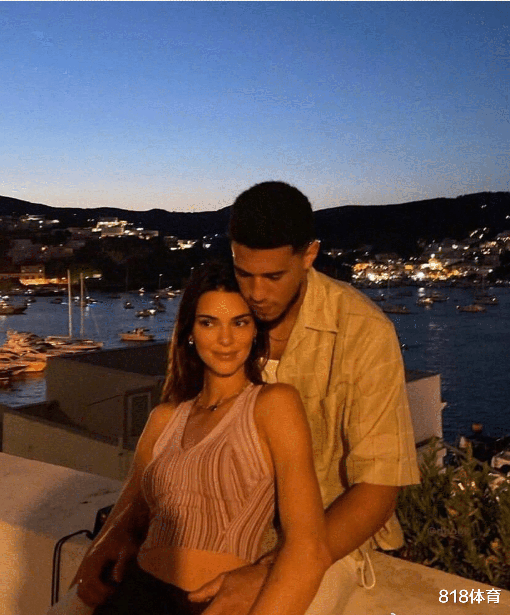 肯达尔·詹娜|狗粮! 布克詹娜深山别墅度假, 詹娜坐布克大腿喝冰啤酒看夕阳落下