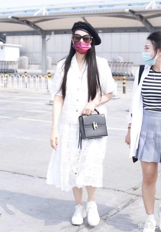 伊能静|伊能静强扮嫩抓老公心，穿一身白很少女，但仪态却藏不住年龄感