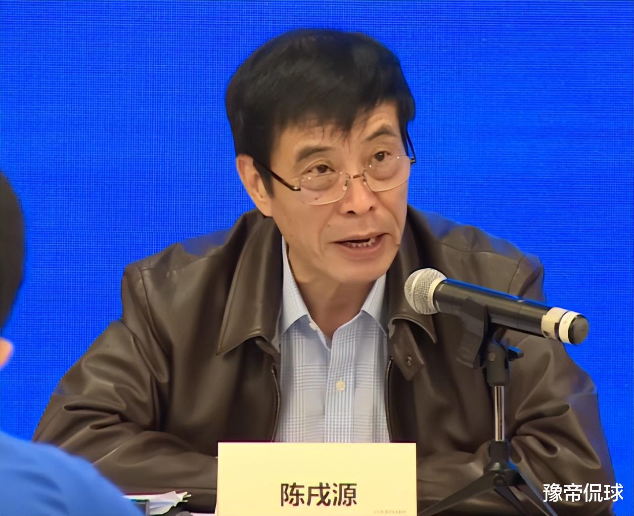 男足|闹笑话！女超比赛没担架，队医抱着离场，人民体育痛批保障在哪里