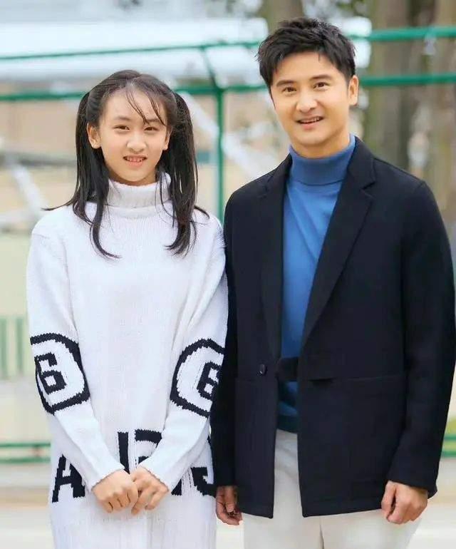 黄忆慈|17岁黄多多发近照，因穿着引争议冲上热搜，谁规定少女就不能性感