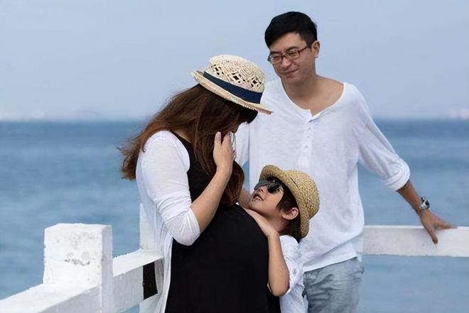 男子落魄借钱无门,东山再起妻子跪求原谅:以德报怨,何以报德