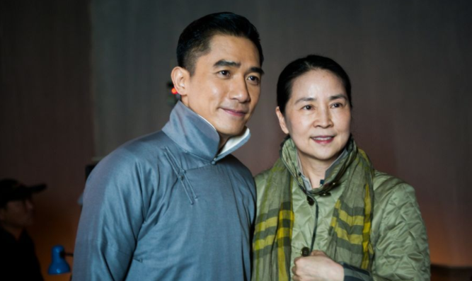 西兰花 被“林凤娇”惊艳到了，穿衣低调却时髦，与林青霞同框气质也不输