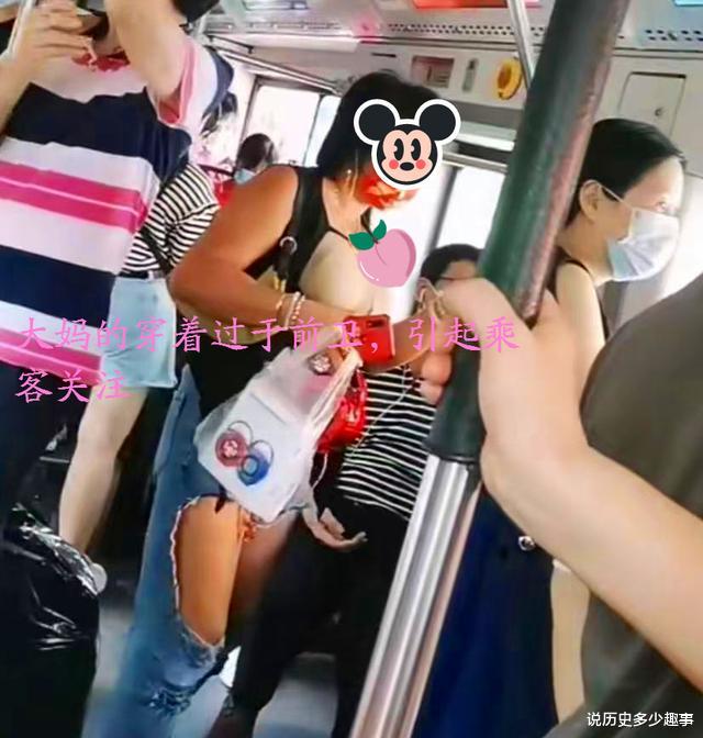 广东地铁上,大妈穿衣风格引热议,男子:经常看到她,比之前收敛