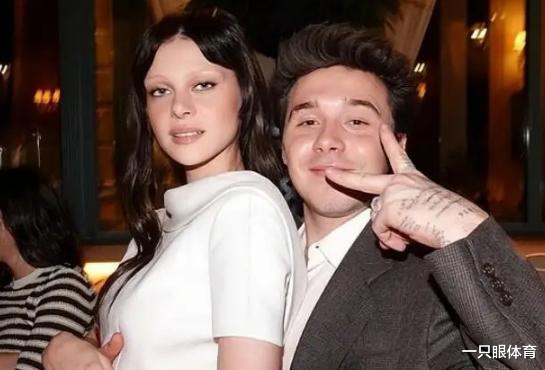 |小贝儿子出街！一手抱狗一手牵妻，妮可拉秀小蛮腰，好有夫妻相