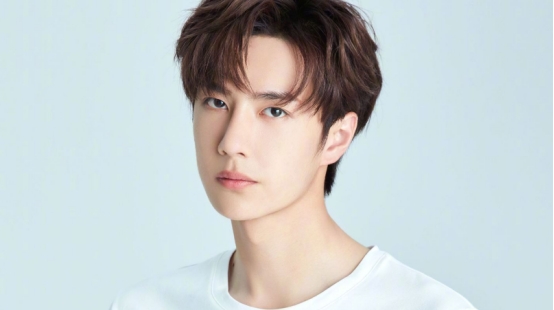 王一博|虽然王一博把“到此一游”写错了两个字,但粉他一天,陪他一天