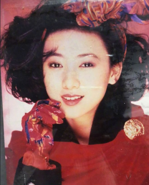 她曾是“亚洲小姐”冠军，容貌美得令人心动，却在13岁时离家出走