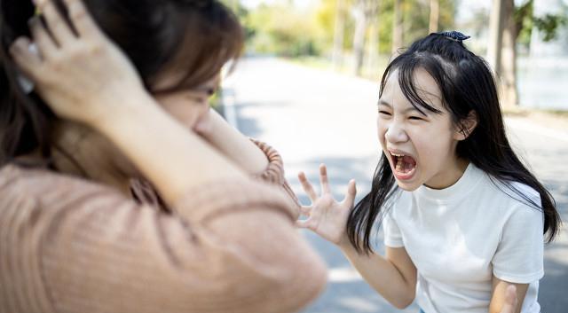 76岁父亲患病后急需手术,三个女儿拒绝签字后称:治好了也没人养