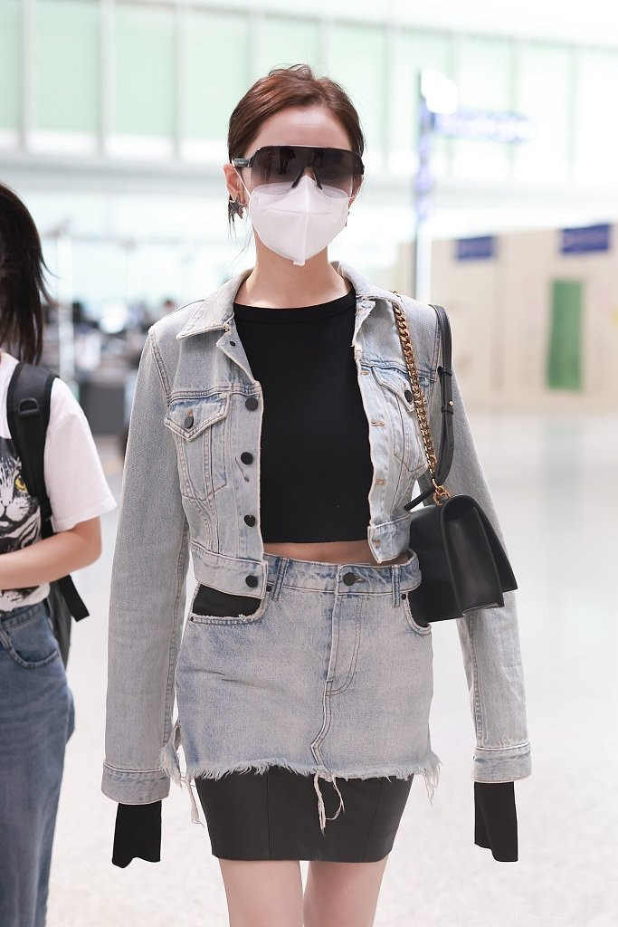 李沁|李沁这件牛仔服也太好看了！这套穿搭全身上下都深深戳到我了 。