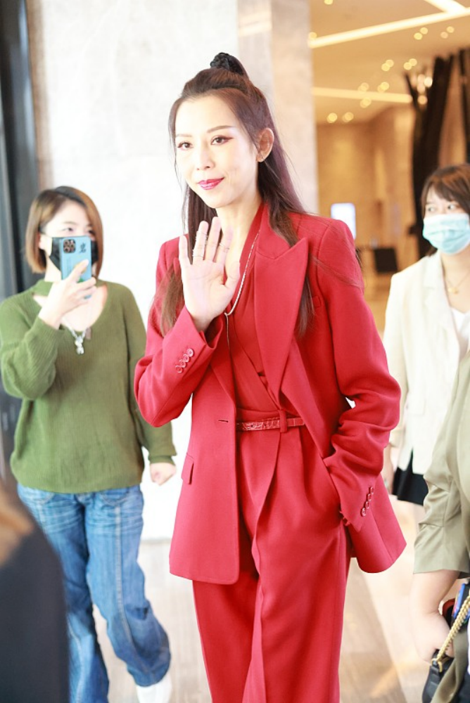 西装 蔡少芬的风采不减当年,穿一身红色服装又飒又美,配高马尾好减龄