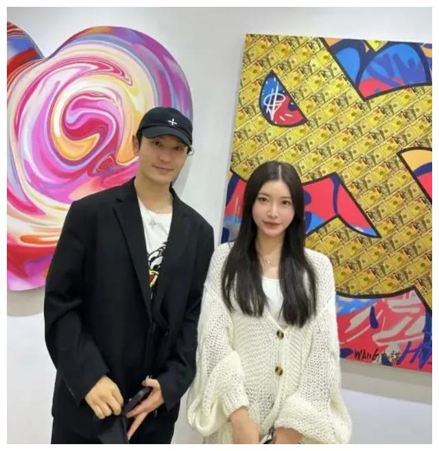 黄晓明|黄晓明带叶珂看展,为避嫌与其分开合照,女方颜值高身材超好