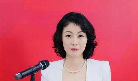 万科女秘书朱旭：年终奖1000万，年薪849万，如今47岁仍然未婚