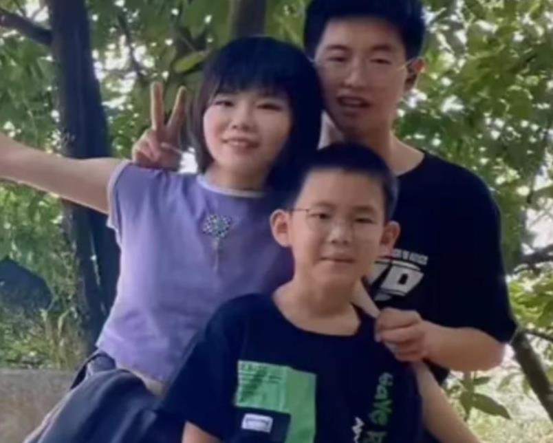 |孙海洋一家海边游玩被偶遇，孙辉白衣黑裤显帅气，孙爸发福了不少