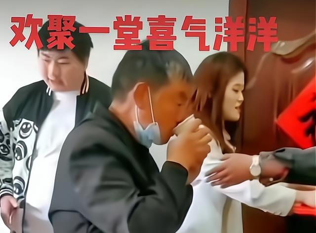 |朱单伟带陈萌买手机，将未婚妻搂在怀里憨笑，不日就将举办婚礼