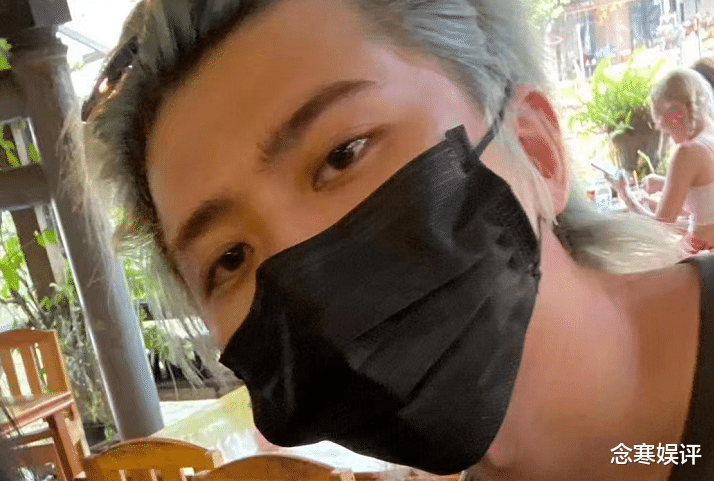 蔡徐坤|蔡徐坤在泰国度假被偶遇，与美女合影刻意保持距离，单手背在身后