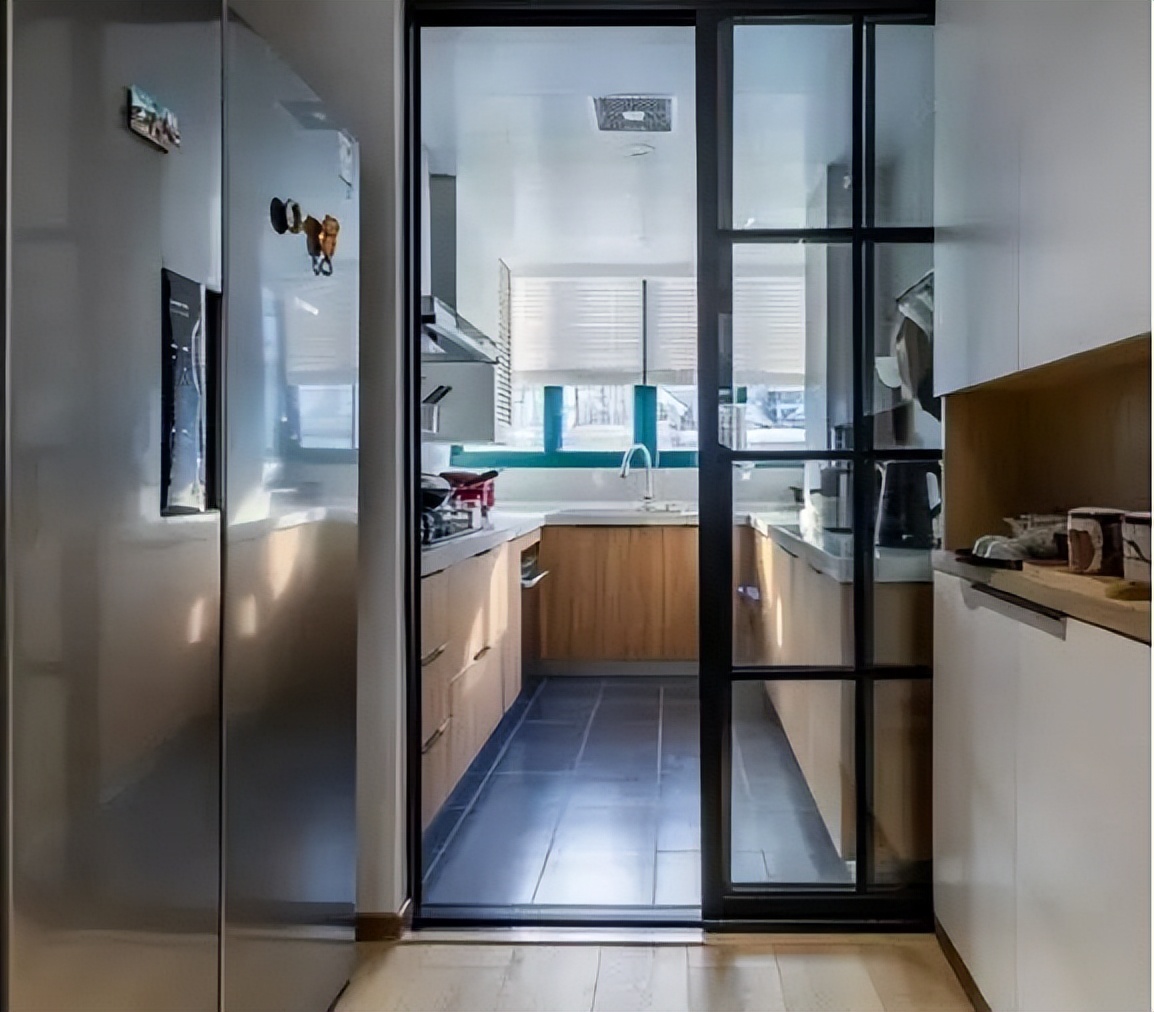 厨房装修不要装推拉门了,如今都流行装这种门,实用又干净