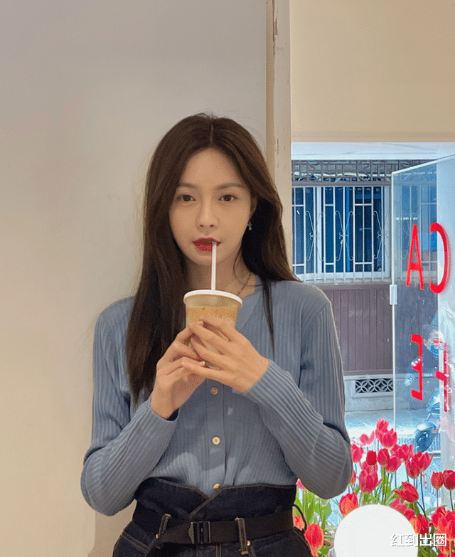 沈梦辰|沈梦辰到小店吃卤面被拍，大口喝3元平价汽水，经理亲自为她端菜