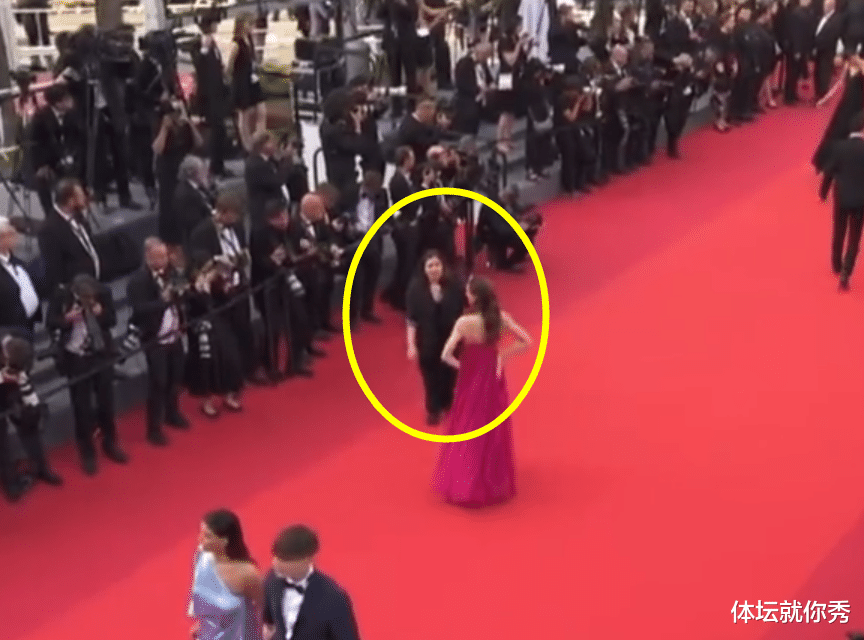 谷爱凌|尴尬!谷爱凌走红毯,粉色长裙惊艳亮相,却被工作人员“驱赶”