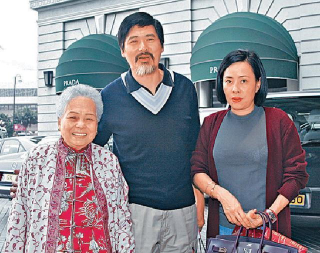 周润发|周润发74岁胞姐被曝居住环境邋遢堪忧，她回应说：弟弟送的，我很满足了