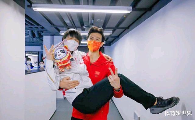 公主抱|他是谁？羽生结弦为何愿意给他公主抱，还抱了7次