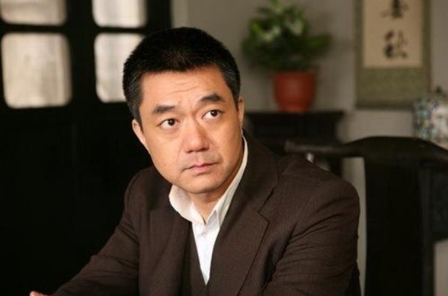 董勇|董勇：曾发誓不再结婚，46岁对郑佳艳一见钟情，47岁当爹后热泪盈眶