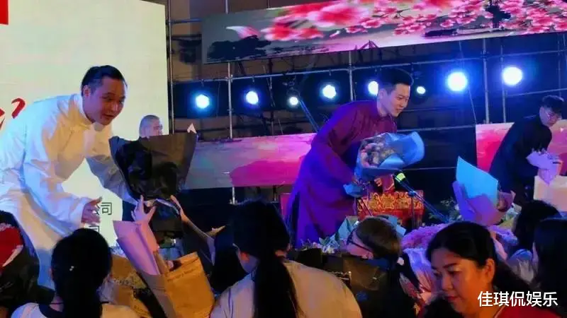 岳云鹏|曹云金上台掐岳云鹏脖子,彻底揭开了两人隐藏11年的恩怨!