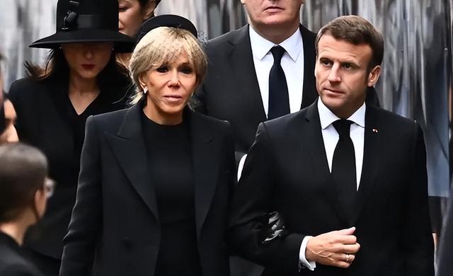 埃马纽埃尔·马克龙|参加女王葬礼穿运动鞋,跟丈夫全程在秀恩爱,布丽吉特不懂礼仪