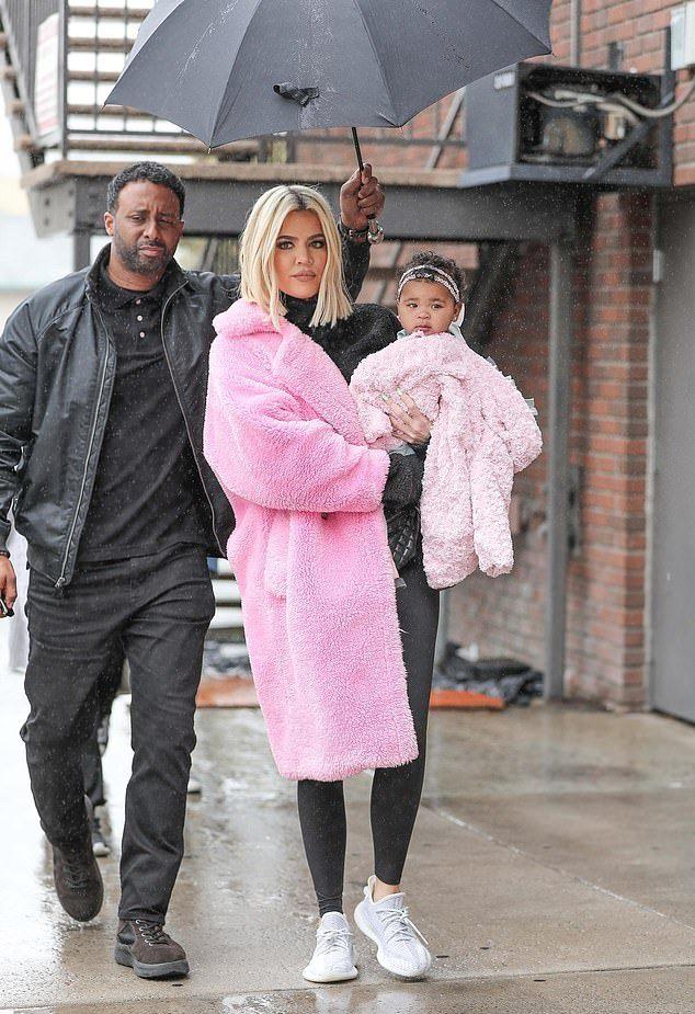 金·卡戴珊|37岁科勒·卡戴珊当街提裤子，穿紧身衣也无赘肉，疑似拿掉填充物