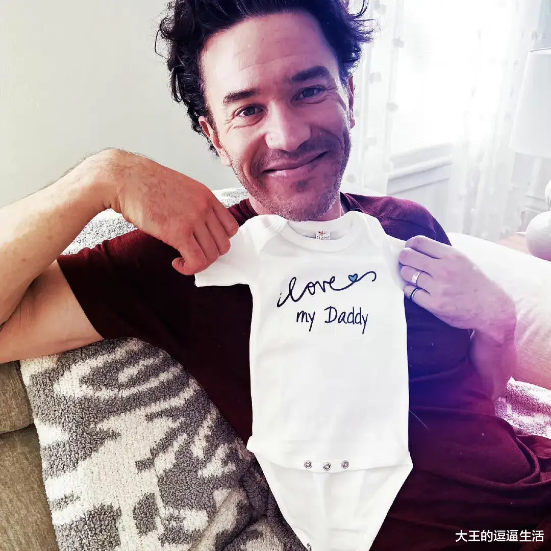 |四婚三离，多段婚姻无缝连接。声称单身、不要孩子的凯莉·库柯官宣怀孕