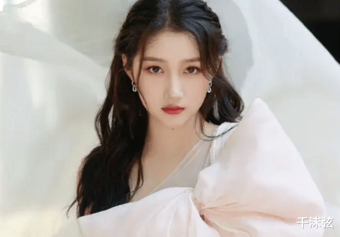 余秀华|余秀华追求者求爱无果，开始表白关晓彤？店内挂海报“官宣”结婚