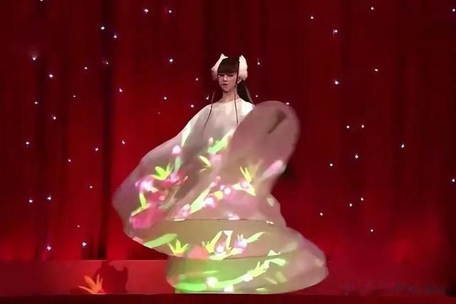 小彩旗|杨丽萍的小彩旗,14岁春晚一转成名似仙女,如今像换了个人