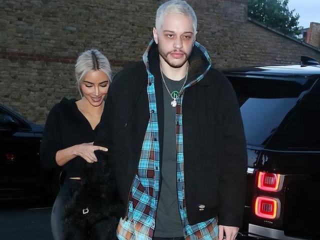 金·卡戴珊|卡戴珊和男友街头秀恩爱！金姐主动牵手示爱，为男友亲自规划将来