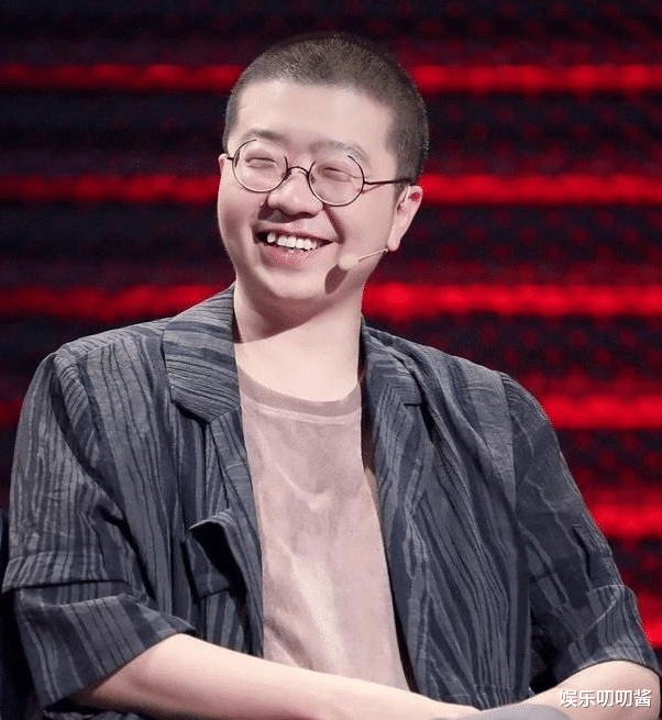 李诞|李诞卸任笑果文化董事，遭调侃是为节目提供素材，网友：真爱