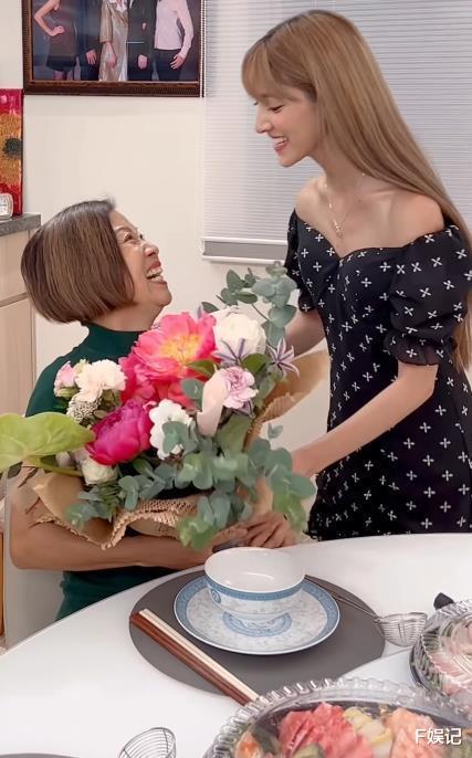 陈凯琳|陈凯琳与小儿子在沙滩玩耍拍美照 很有孝心提前为妈妈庆祝母亲节