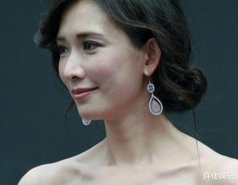 修图|冻龄?根本不存在的,没有了PS和滤镜之后,女星们同样也是大妈