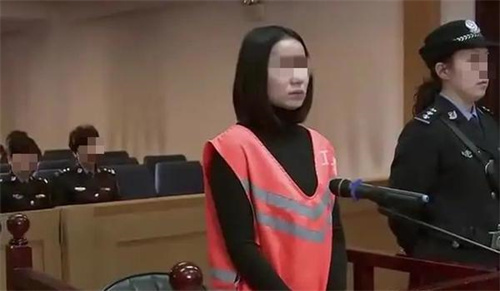 2018年,56岁富豪包养21岁女学生,因其特殊癖好致子宫受损酿血案